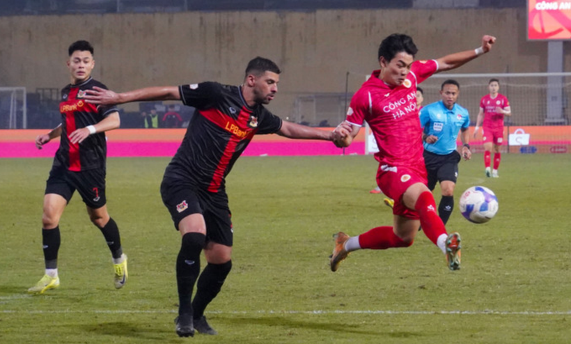 Màn so tài giữa hai Ninh Bình và Công an Hà Nội ở vòng 16 LPBank V-League mang ý nghĩa quan trọng trong cuộc đua vô địch. (Ảnh: TTXVN)