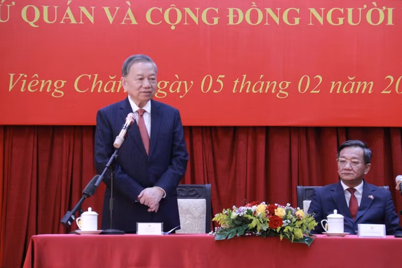 Tổng Bí thư Tô Lâm phát biểu tại buổi gặp gỡ cán bộ Đại sứ quán và cộng đồng người Việt Nam tại Lào. (Ảnh Duy Toàn)