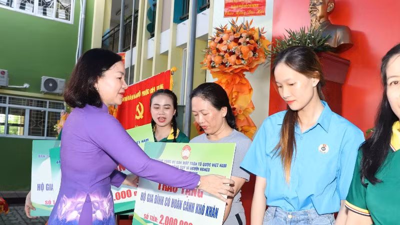 Trao tặng những phần quà cho các hộ gia đình có hoàn cảnh khó khăn trên địa bàn thành phố.