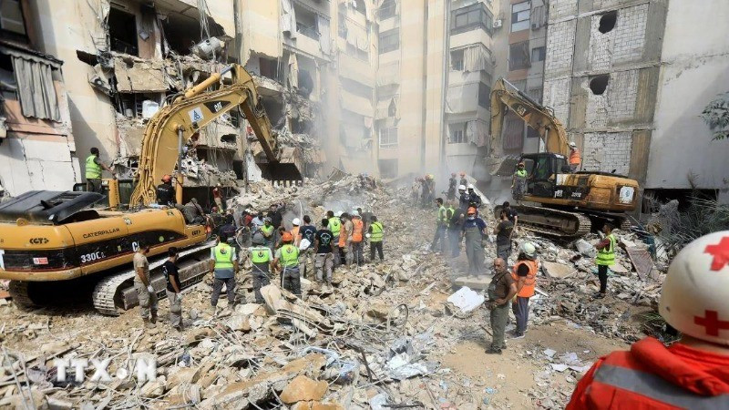 Lực lượng cứu hộ dọn dẹp đống đổ nát sau cuộc tập kích của Israel tại Beirut, Liban. (Ảnh: THX/TTXVN) 