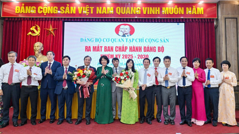 Ban Chấp hành Đảng bộ cơ quan Tạp chí Cộng sản 2025-2030 ra mắt Đại hội. (Ảnh THỦY NGUYÊN)