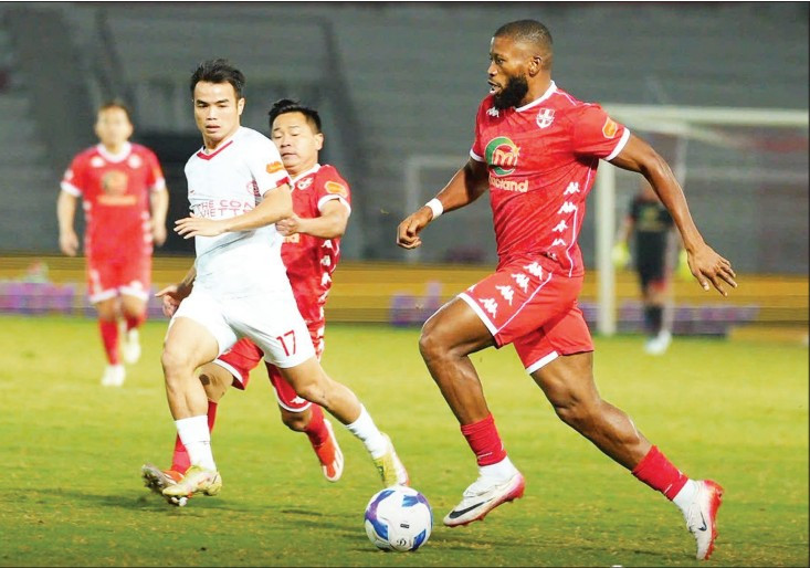 Hải Phòng (áo đỏ) thua Thể Công Viettel 1-2 trên sân nhà.