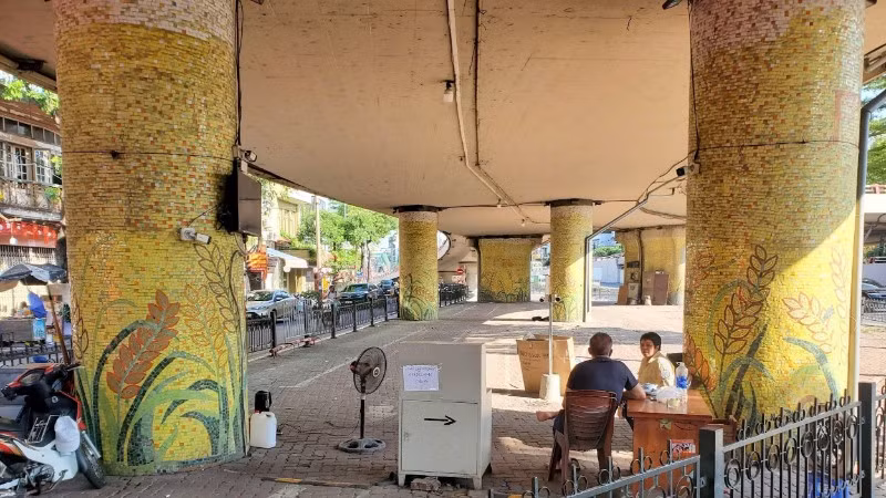 Bãi trông giữ xe dưới gầm cầu Chương Dương đã đóng cửa, không còn phương tiện trông giữ tại đây.