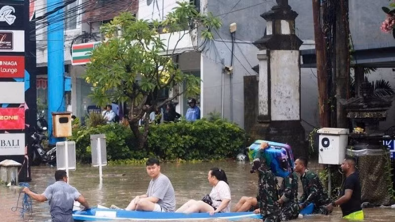 Đường phố bị ngập lụt ở Bali, Indonesia. 