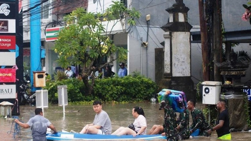 Đường phố bị ngập lụt ở Bali, Indonesia. 