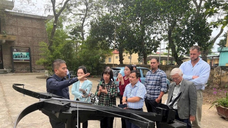 Kỹ sư Vũ Đình Thanh (ngoài cùng bên trái) giới thiệu thiết kế “Nỏ thần” phục dựng.