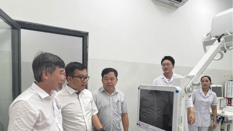 Tổng Giám đốc BSR Nguyễn Việt Thắng (thứ 2 từ trái qua) kiểm tra trang thiết bị y tế do BSR tài trợ.