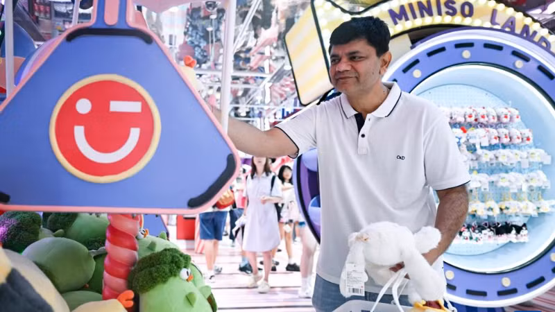 Du khách nước ngoài mua sắm trong một cửa hàng đồ chơi ở phố đi bộ Nam Kinh, thành phố Thượng Hải, Trung Quốc. (Ảnh: Tân Hoa xã)