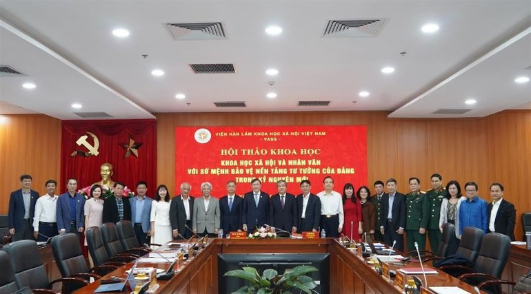 Các chuyên gia, nhà khoa học chụp ảnh kỷ niệm tại Hội thảo Khoa học xã hội và nhân văn với sứ mệnh bảo vệ nền tảng tư tưởng của Đảng trong kỷ nguyên mới, do Viện Hàn lâm Khoa học xã hội Việt Nam tổ chức, ngày 17/12/2025. (Ảnh: QUỲNH TRANG)