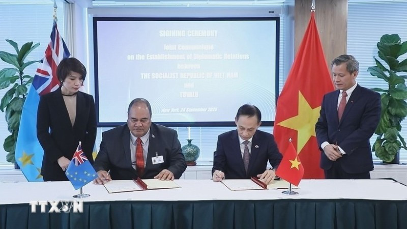 Quyền Bộ trưởng Ngoại giao Lê Hoài Trung và Bộ trưởng Ngoại giao, Lao động và Thương mại Paulson Panapa ký Thông cáo chung thiết lập quan hệ ngoại giao giữa hai nước. (Ảnh: THANH TUẤN/TTXVN)