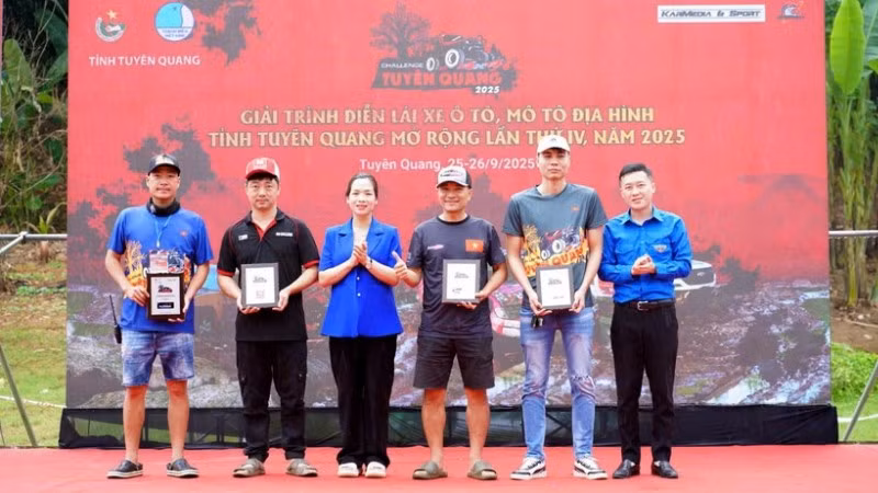 Ban Tổ chức trao lưu niệm cho các đội thi. 