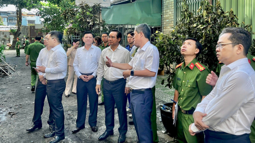 Chủ tịch Ủy ban nhân dân Thành phố Hồ Chí Minh Nguyễn Văn Được đến hiện trường vụ cháy.