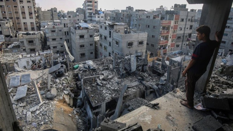 Những ngôi nhà của người Palestine bị phá hủy sau vụ không kích của Israel xuống trại tị nạn al-Shati, phía Tây thành phố Gaza, ngày 4/7/2025. (Ảnh: THX/TTXVN)