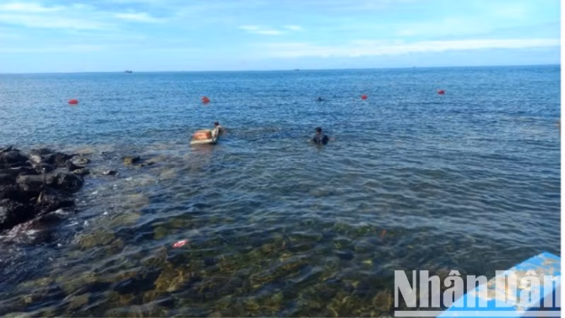 Lắp đặt hệ thống phao giới hạn vùng tắm biển ở đặc khu Cồn Cỏ.
