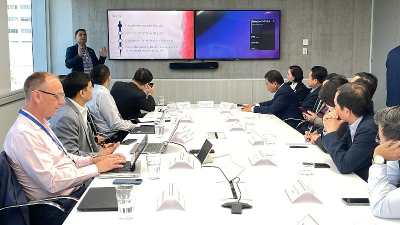 Ông Andrew Cope, Giám đốc điều hành Nokia khu vực châu Đại Dương trao đổi với Đoàn cán bộ lãnh đạo, quản lý các ban, bộ, ngành trung ương và địa phương Việt Nam.