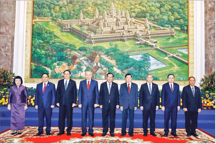 Tổng Bí thư Tô Lâm; Chủ tịch Đảng Nhân dân Campuchia Samdech Techo Hun Sen; Tổng Bí thư, Chủ tịch nước Lào Thongloun Sisoulith cùng lãnh đạo chủ chốt ba đảng tại cuộc gặp. (Ảnh TTXVN)