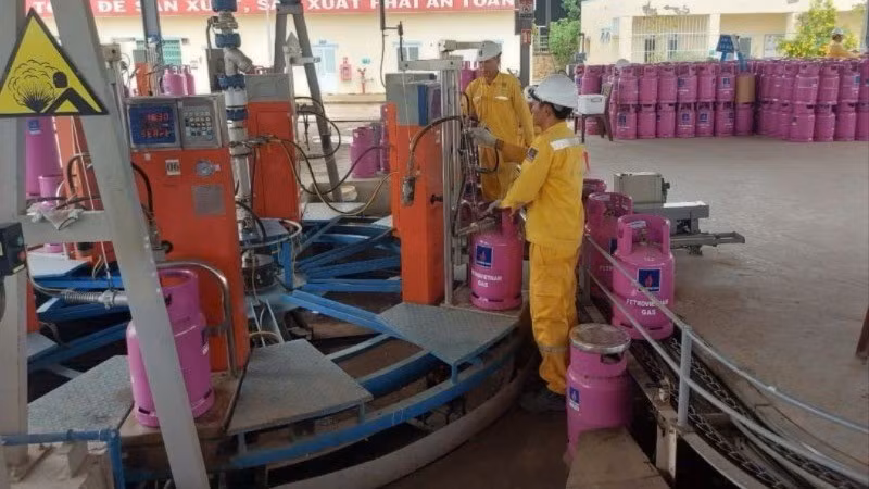 Công nhân chiết nạp gas tại Thành phố Hồ Chí Minh.