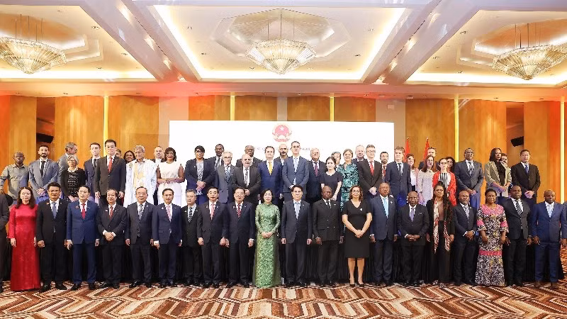 Chủ tịch nước Lương Cường và Phu nhân cùng các đại biểu chụp ảnh chung. (Ảnh: TTXVN) 