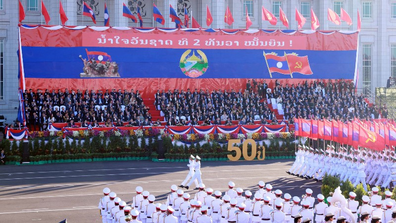 Lễ kỷ niệm, diễu binh, diễu hành chào mừng 50 năm Quốc khánh nước CHDCND Lào. (Ảnh: Thống Nhất/TTXVN) 