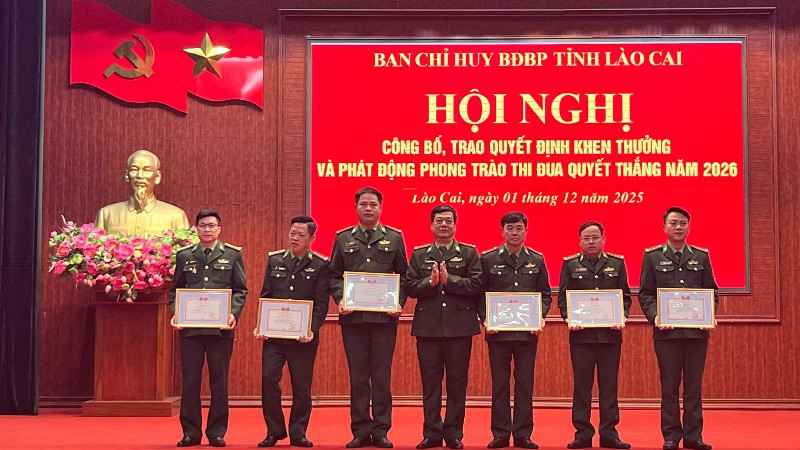 Lãnh đạo Ban Chỉ huy Bộ đội biên phòng tỉnh Lào Cai tặng danh hiệu chiến sĩ thi đua cơ sở cho các cá nhân.