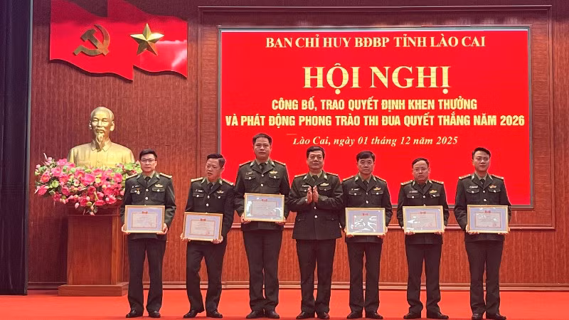 Lãnh đạo Ban Chỉ huy Bộ đội biên phòng tỉnh Lào Cai tặng danh hiệu chiến sĩ thi đua cơ sở cho các cá nhân.