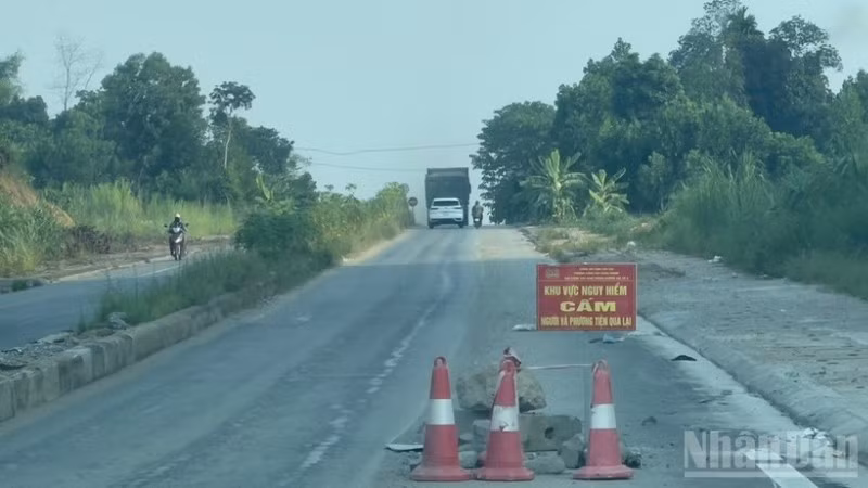 Dù có hiệu lệnh cấm, xe chở cát vẫn chạy vào đường bị sạt ta-luy âm tại khu công nghiệp Âu Lâu, cần xử lý nghiêm. (Ảnh: THANH SƠN)