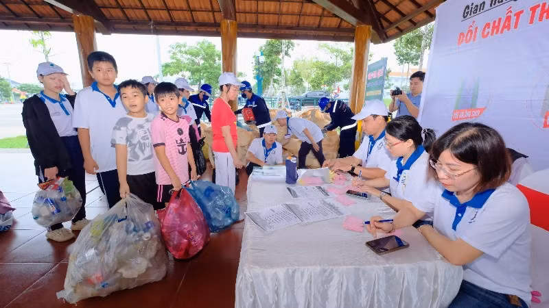 Các em học sinh trên địa bàn phường Bình Phước, tỉnh Đồng Nai thu gom chất thải nhựa đổi quà. 