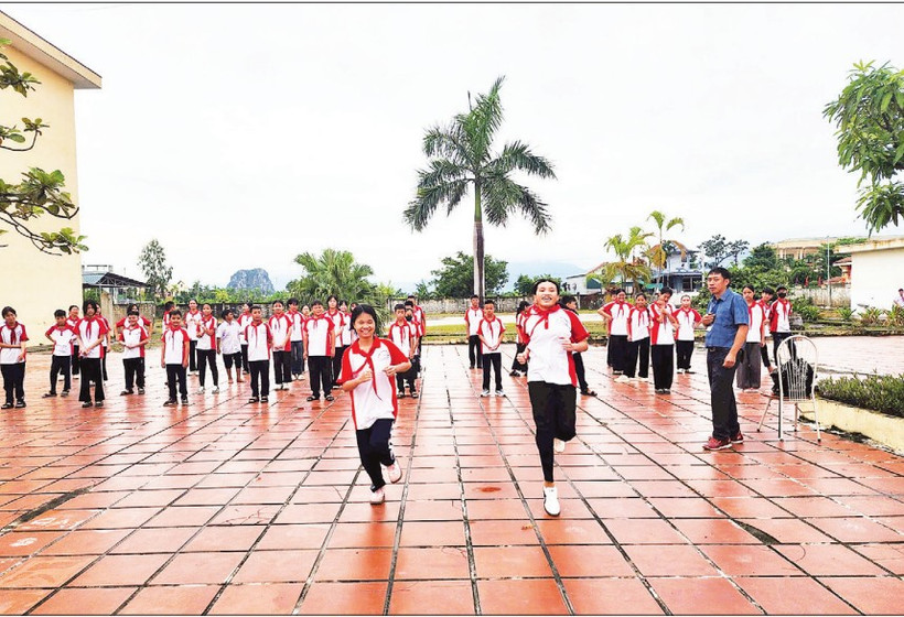 Giờ học môn Giáo dục thể chất của học sinh Trường trung học cơ sở Phương Nam (phường Yên Tử, tỉnh Quảng Ninh).