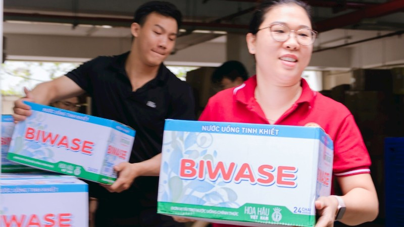 Đây là đợt hàng thứ 4 được Thành phố Hồ Chí Minh chuyển ra để hỗ trợ bà con khu vực chịu thiệt hại bởi bão, lũ từ khi thành phố phát động đợt tiếp nhận và ủng hộ.