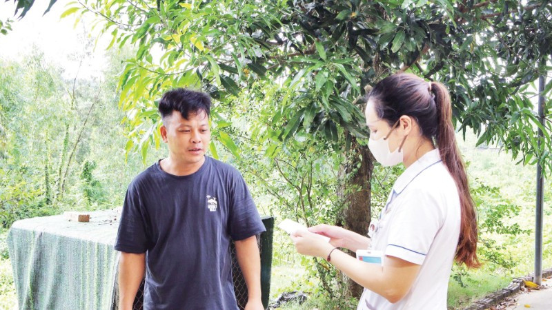 Cán bộ y tế tuyên truyền cho người dân trên địa bàn Hà Nội về biện pháp phòng, chống bệnh dại. (Ảnh: DUY TUÂN)