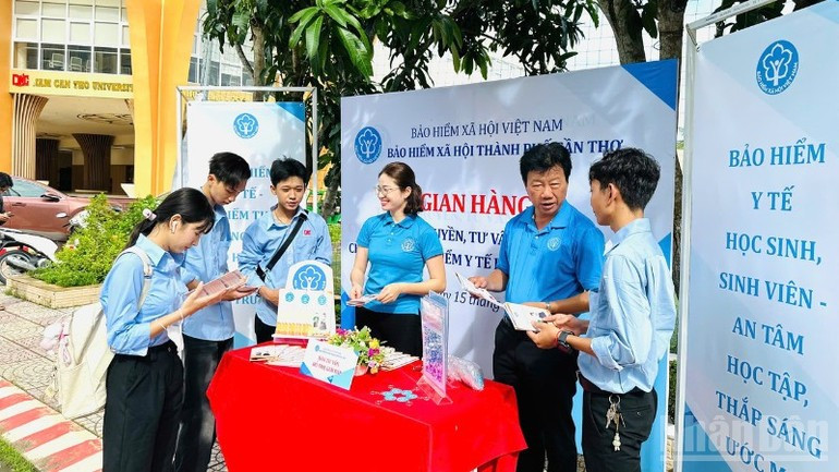 Tư vấn, giải đáp về chính sách bảo hiểm y tế học sinh, sinh viên cho các em sinh viên Trường đại học Nam Cần Thơ.