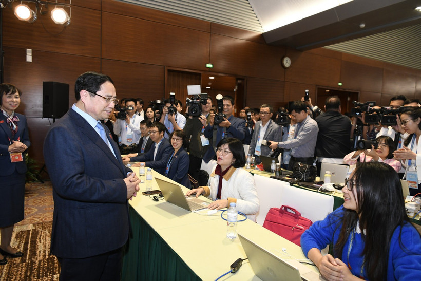 Thủ tướng Phạm Minh Chính thăm, động viên phóng viên báo chí tác nghiệp tại Đại hội lần thứ XIV của Đảng. (Ảnh: DUY LINH)