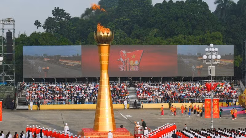 Nghi thức rước đuốc truyền thống, thắp sáng đài lửa truyền thống cách mạng. (Ảnh: THẾ ĐẠI)