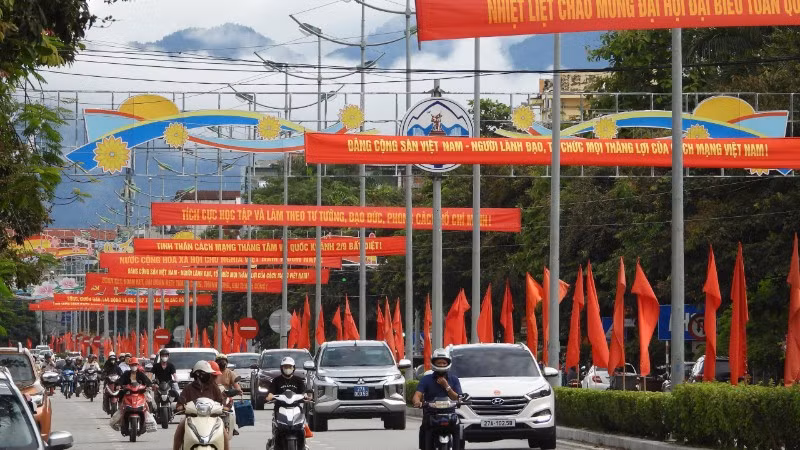 Đường phố Điện Biên Phủ rực rỡ trong những ngày mùa thu tháng 8.