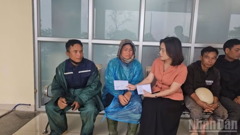 Lãnh đạo xã Lao Bảo thăm hỏi gia đình các nạn nhân đang cấp cứu tại Bệnh viện đa khoa tỉnh Quảng Trị.