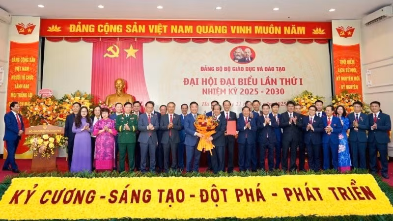 Phó Thủ tướng Lê Thành Long tặng hoa chúc mừng Ban Chấp hành Đảng bộ Bộ Giáo dục và Đào tạo khóa I, nhiệm kỳ 2025-2030.