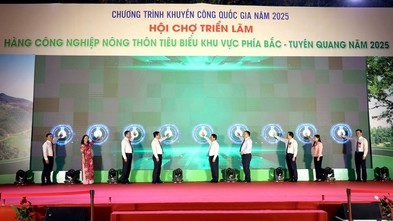 Các đại biểu ấn nút khai mạc hội chợ.