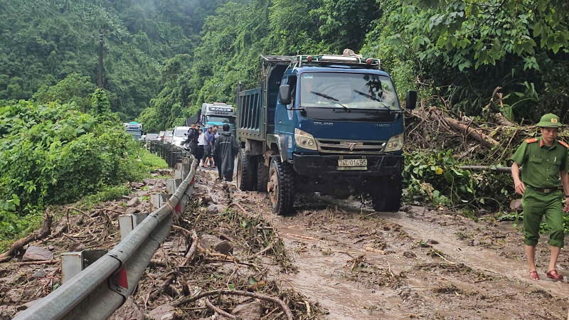 Sạt lở tại Km283+210 đường Hồ Chí Minh nhánh tây gây ách tắc giao thông.