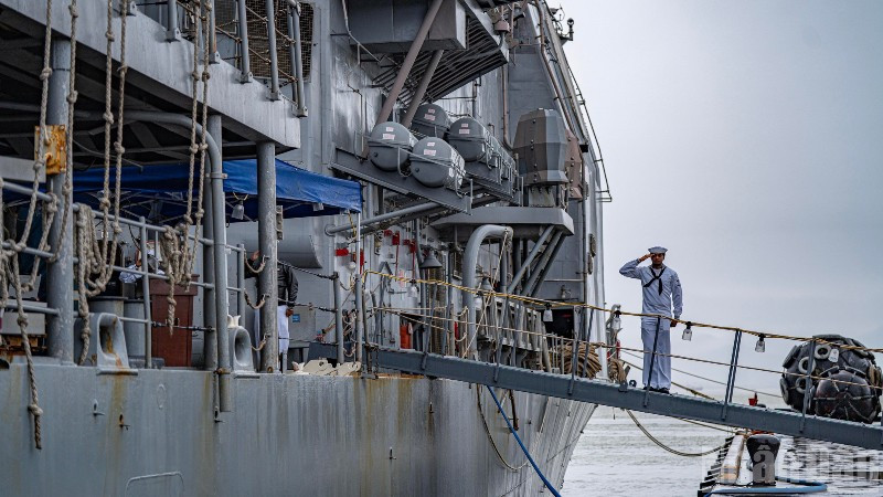 Thủy thủ tàu USS Robert Smalls chào đón các phóng viên tham gia tác nghiệp trong sáng ngày 10/12.
