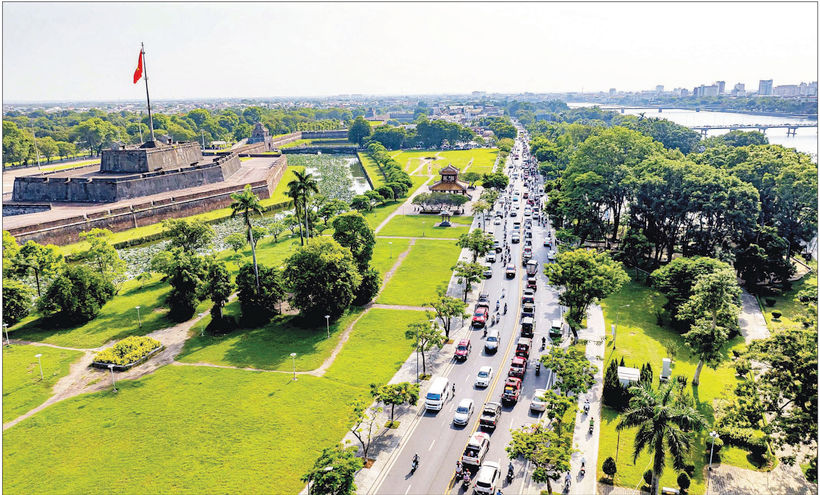 Trục đường Lê Duẩn trước Kỳ đài Huế.