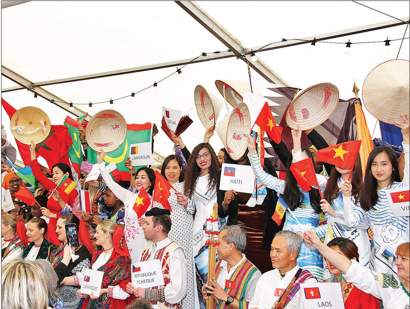 Kiều bào giới thiệu về văn hóa Việt Nam tại Ngày Quốc tế Pháp ngữ.