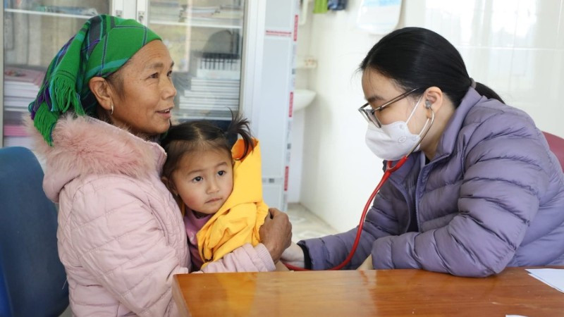 Các thầy thuốc Bệnh viện Đại học Y Hà Nội tham gia khám bệnh, tư vấn sức khỏe và cấp thuốc miễn phí cho người dân xã Pà Cò (Phú Thọ). (Ảnh BVCC)