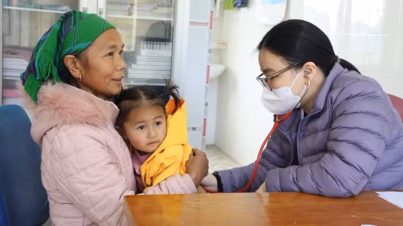 Các thầy thuốc Bệnh viện Đại học Y Hà Nội tham gia khám bệnh, tư vấn sức khỏe và cấp thuốc miễn phí cho người dân xã Pà Cò (Phú Thọ). (Ảnh BVCC)