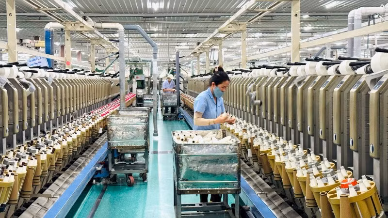 Sản xuất sợi xuất khẩu tại Công ty Sợi Phú Bài.