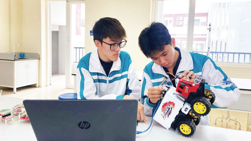 Học sinh Trường trung học phổ thông chuyên Lương Văn Tụy (tỉnh Ninh Bình) trong giờ học STEM.