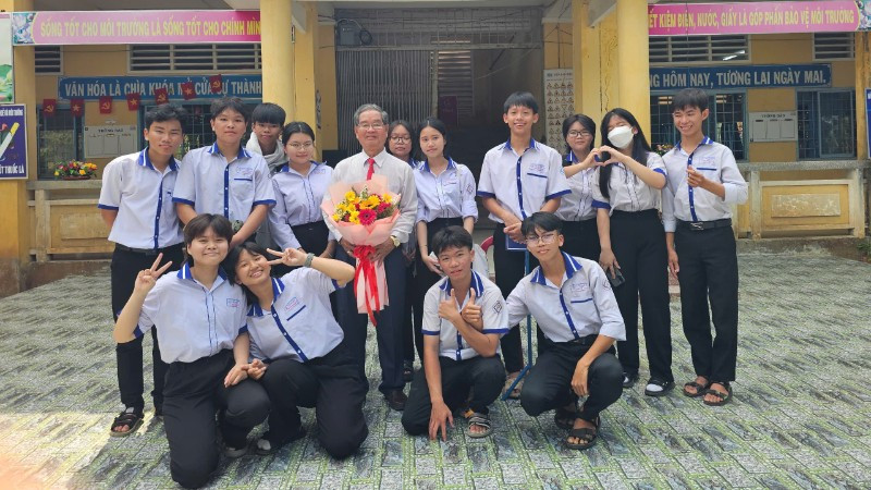 Ông Huỳnh Văn Bé tại buổi nói chuyện, truyền cảm hứng cho học sinh Đồng Tháp.