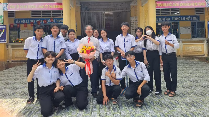 Ông Huỳnh Văn Bé tại buổi nói chuyện, truyền cảm hứng cho học sinh Đồng Tháp.