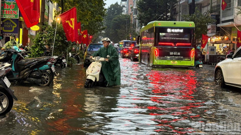 Mưa lớn cùng lúc với triều cường dâng cao nhiều khu vực ở Thành phố Hồ Chí Minh khiến người dân di chuyển khó khăn.