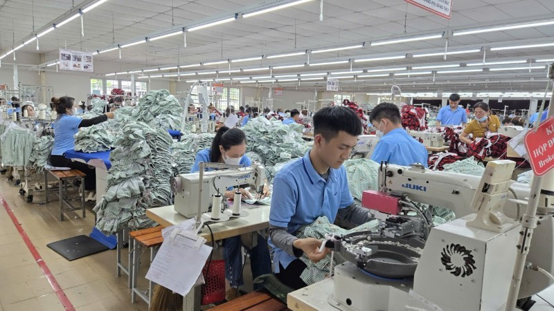 Sản xuất may mặc tại Nhà máy may Hòa Thọ (Quảng Ngãi). (Ảnh: MINH DŨNG)