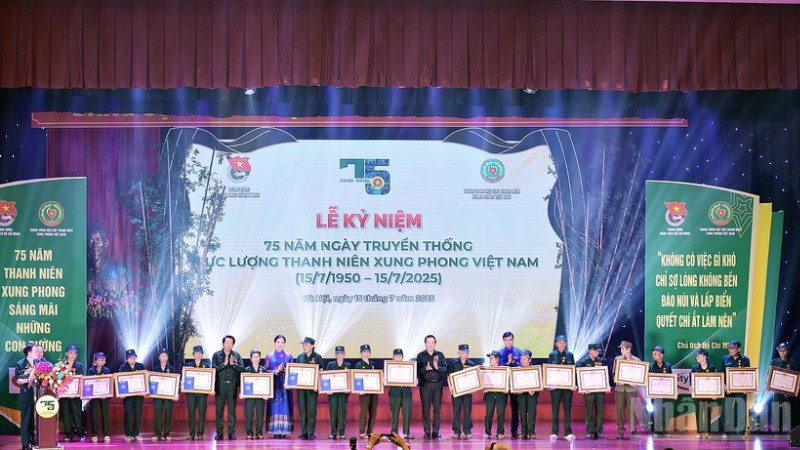 Ban tổ chức trao Huy chương "Thanh niên xung phong vẻ vang" tặng các cựu thanh niên xung phong tiêu biểu.